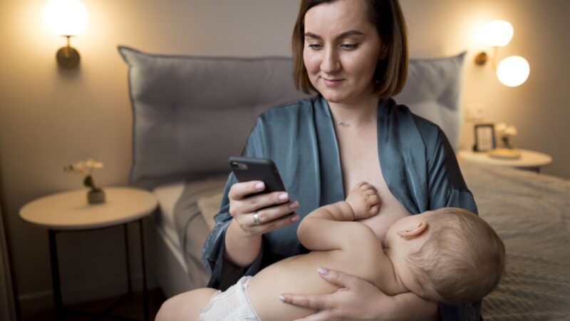 O perigo do olhar perdido na tela durante a amamentação