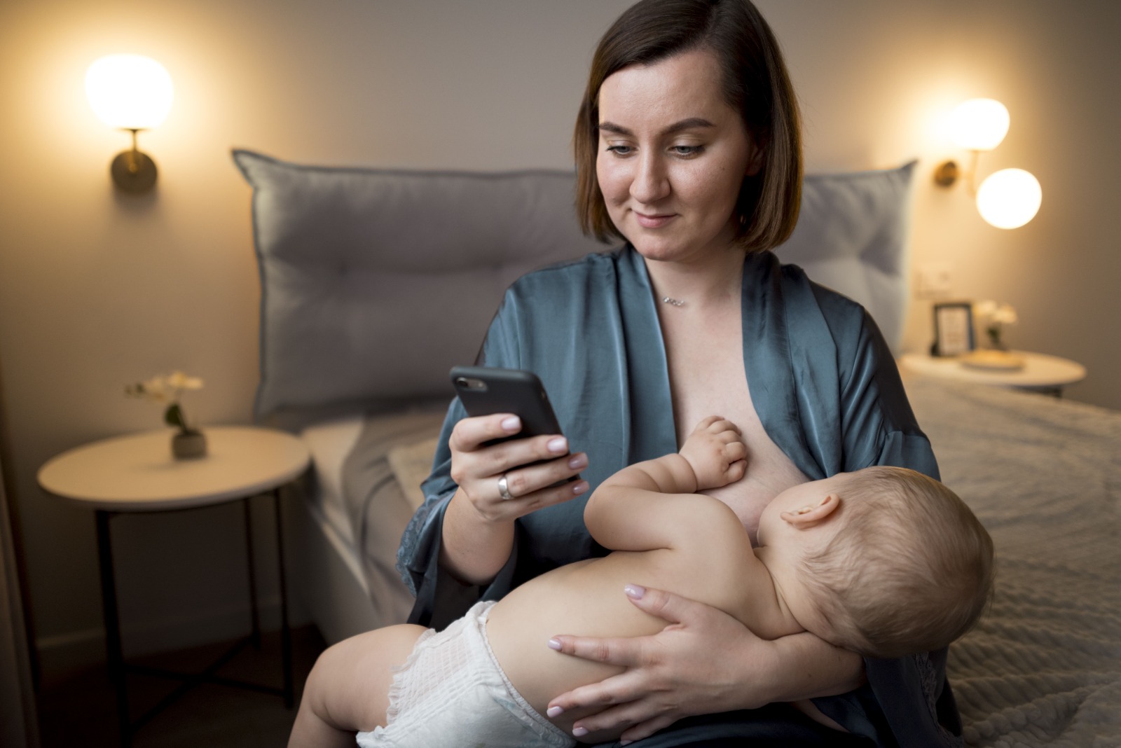 O perigo do olhar perdido na tela durante a amamentação