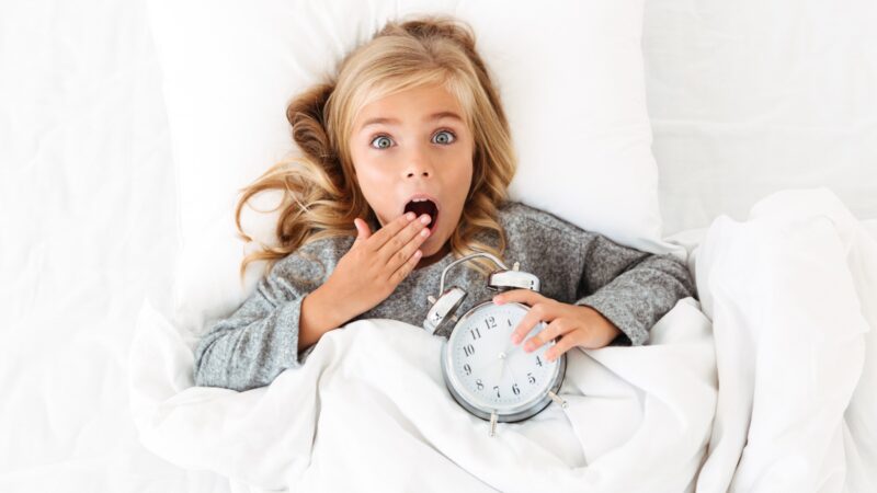 Do sono de férias ao despertador: a ciência da readaptação escolar