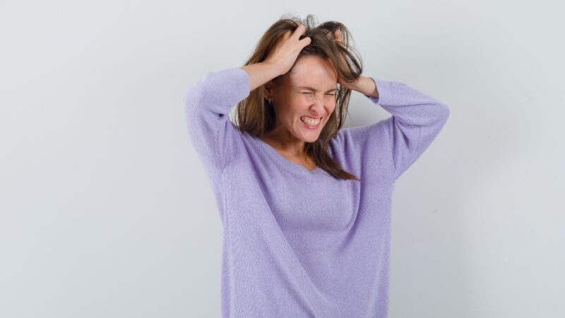 Coceira no couro cabeludo: quando o culpado é o seu xampu