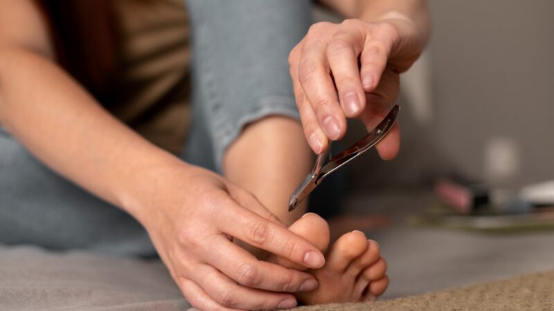 Por que a unha do pé encrava e como acabar com esse ciclo de dor