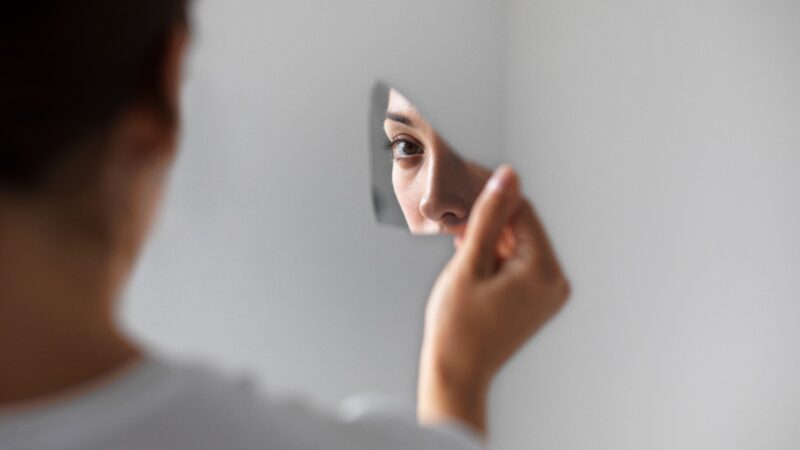 O rosto que “congela”: entenda a Paralisia de Bell e o papel do estresse