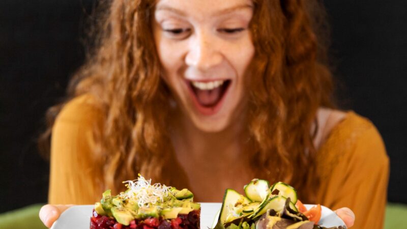 Comer tarde e pesado compromete o metabolismo e aumenta riscos à saúde