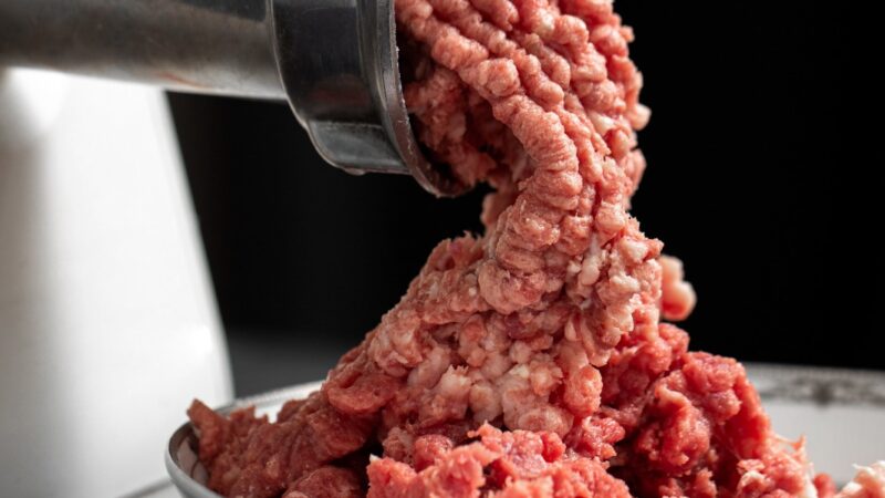 Carne moída: praticidade no prato, mas cuidado no preparo